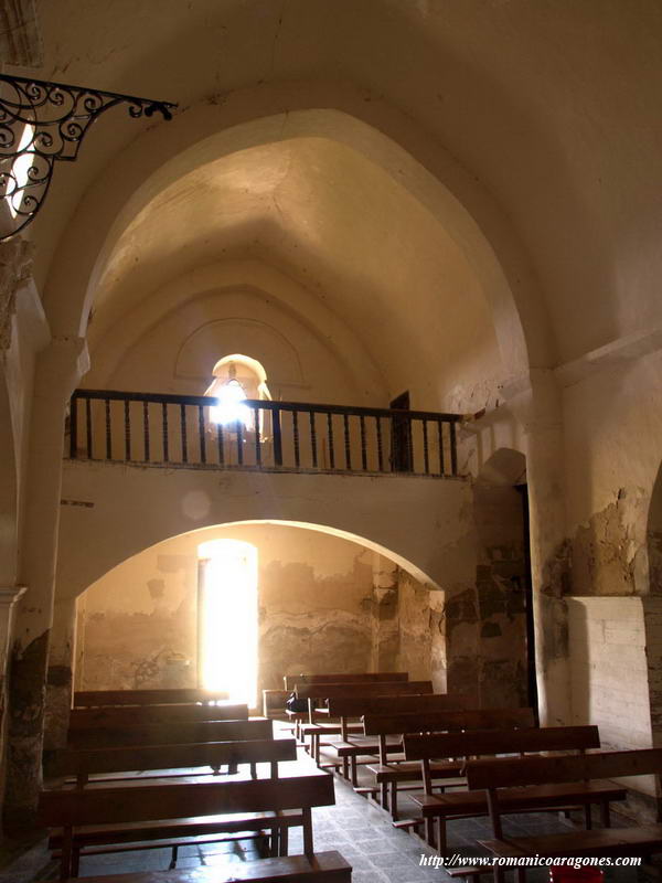 INTERIOR HACIA LOS PIES DEL TEMPLO: CORO ALTO